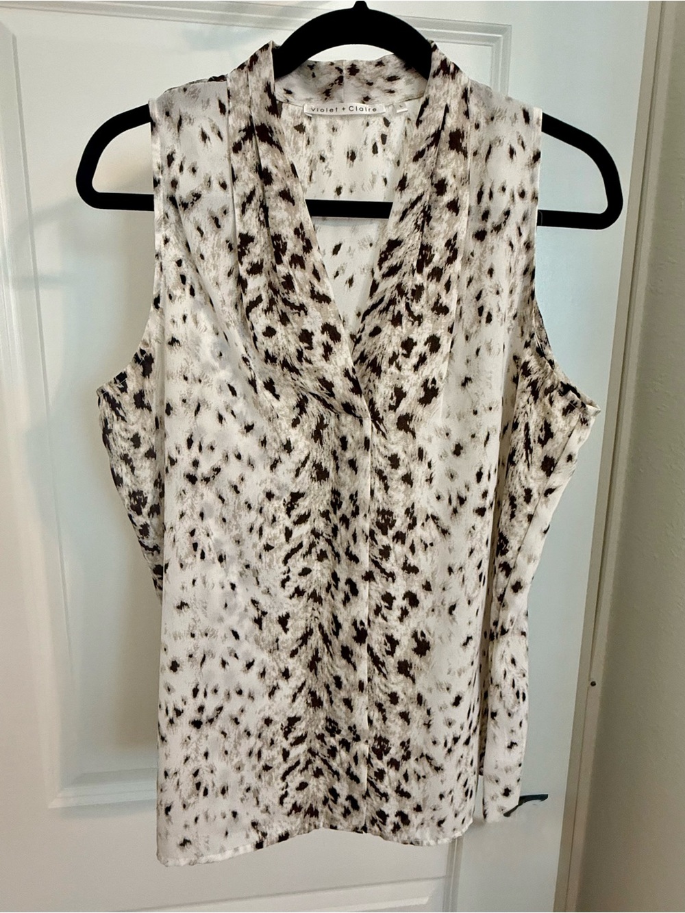 Violet & Claire Cream and Brown Sleeveless V-Neck Print Camisole